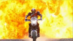 バイクで爆炎の中を駆け抜ける仮面ライダーG