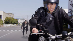犬塚のバイクを追いかける狭山